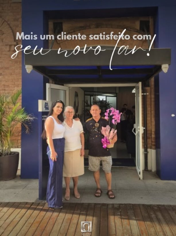 Cliente satisfeito recebendo as chaves do novo lar na Qualitá Imóveis